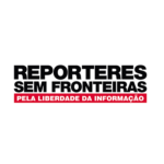 Logo Repórteres Sem Fronteiras. Lê-se o nome da organização, com fundo branco, e uma faixa vermelha abaixo onde se lê: pela liberdade da informação.